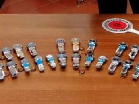 Napoli, 46 rolex falsi in casa: denunciato 63enne